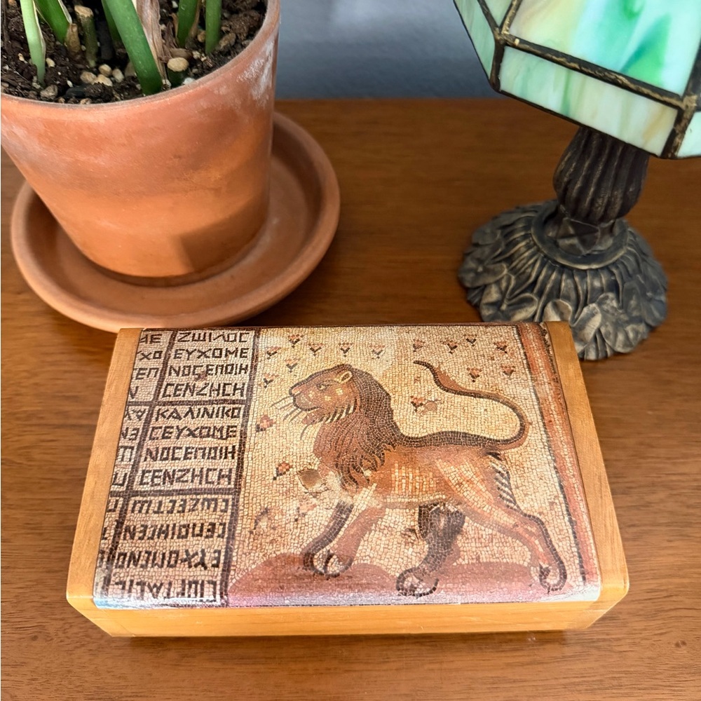 Beautiful wooden lion jewelry music box